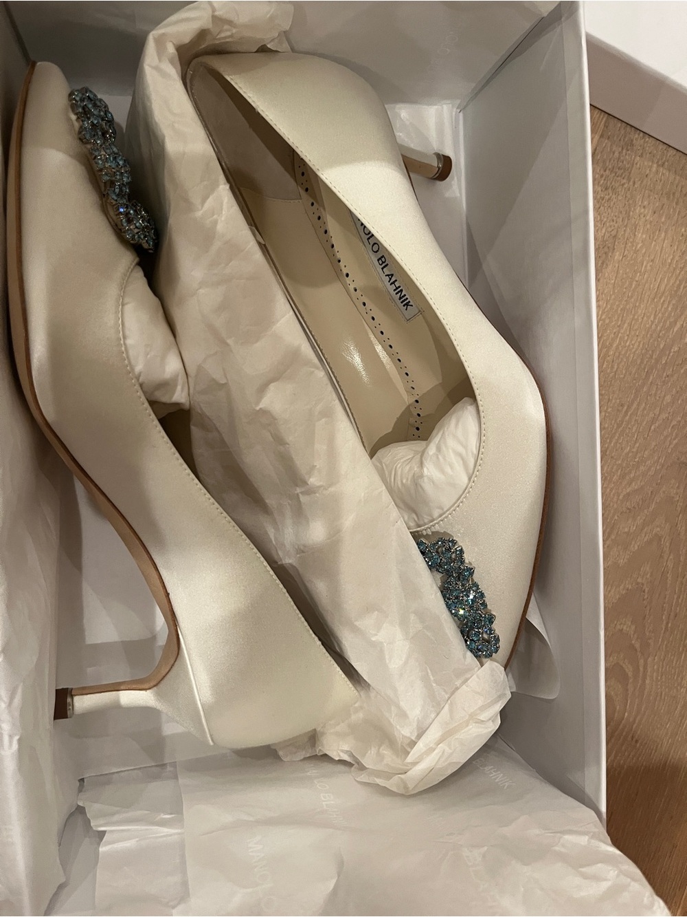 Manolo Blahnik Hangis 50 white Satin Pointed Kitten Heel Pumps - Picture 6 of 7